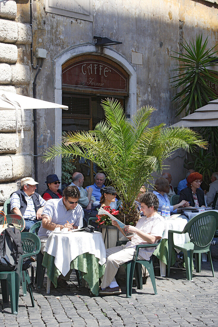 Menschen sitzen vor dem Café Farnese im Sonnenlicht, Piazza Farnese, Rom, Italien, Europa