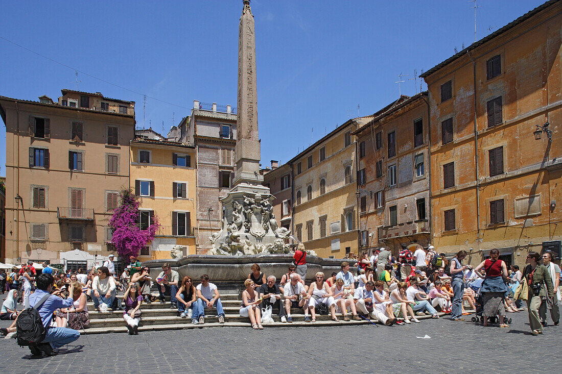 Menschen sitzen an einem Brunnen im Sonnenlicht, Piazza della Rotonda, Rom, Italien, Europa