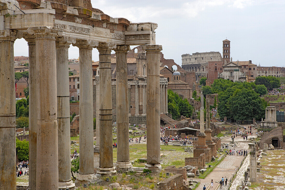 Touristen am Forum Romanum, Rom, Italien, Europa