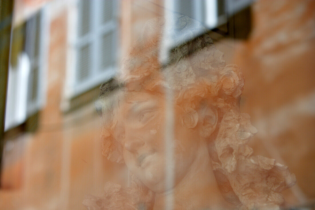 Blick auf Statue und Spiegelung einer Fassade, Via dei Coronari, Antiquitätenstraße, Rom, Italien, Europa