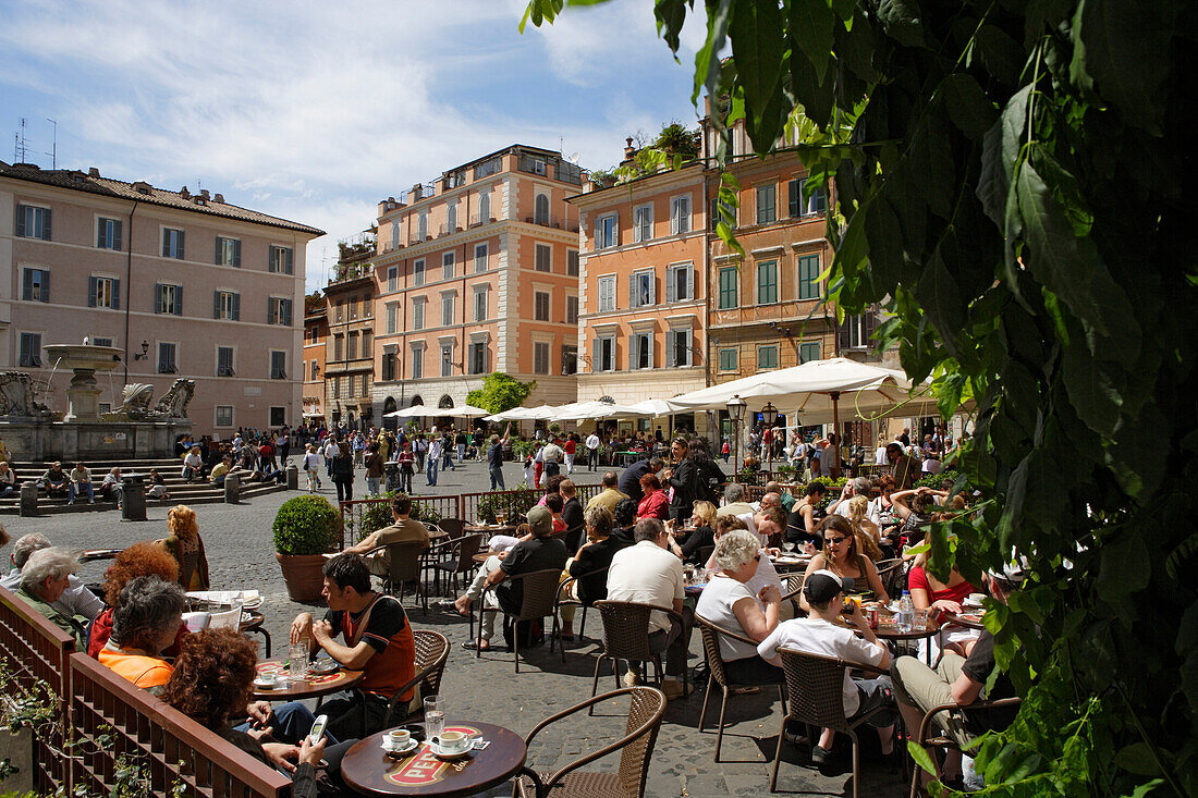 Menschen sitzen in einem Strassencafe auf der Piazza Sta Maria, Trastevere, Rom, Italien, Europa