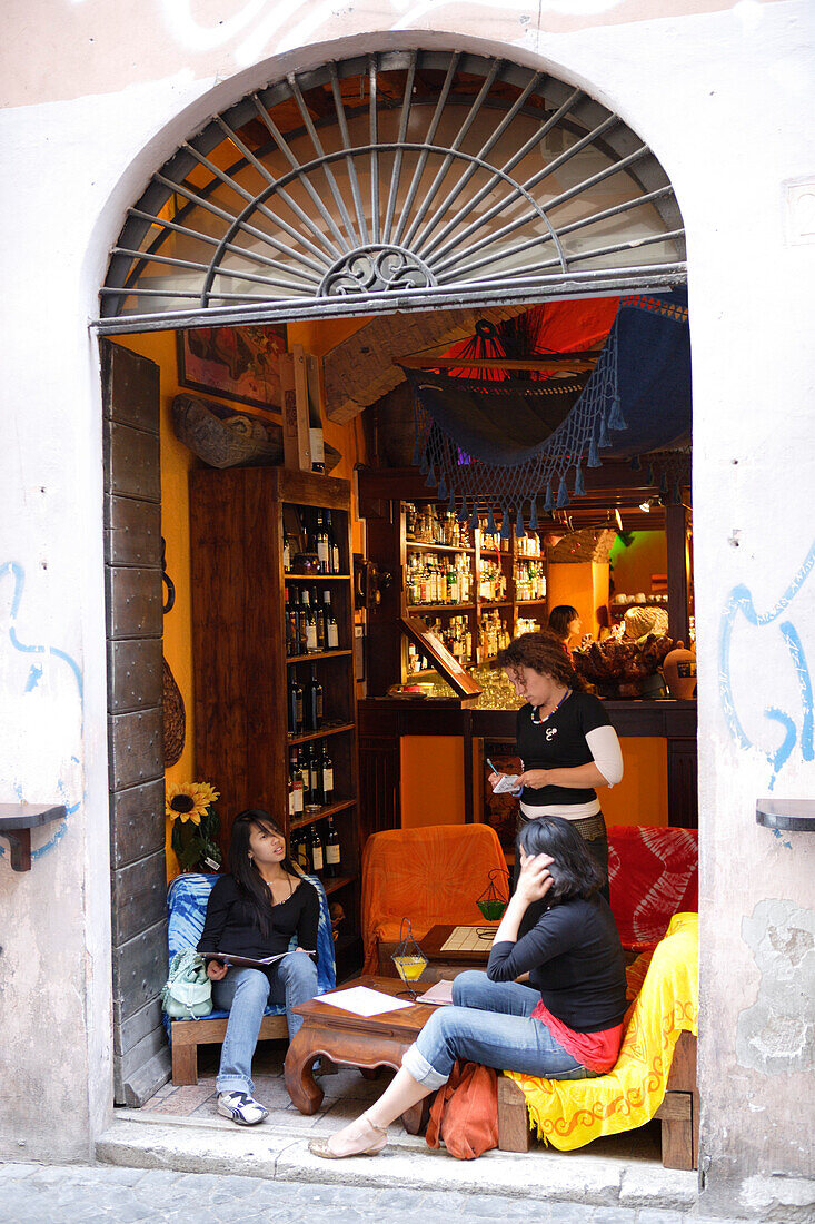 Menschen in einer Bar im Stadtteil Trastevere, Rom, Italien, Europa