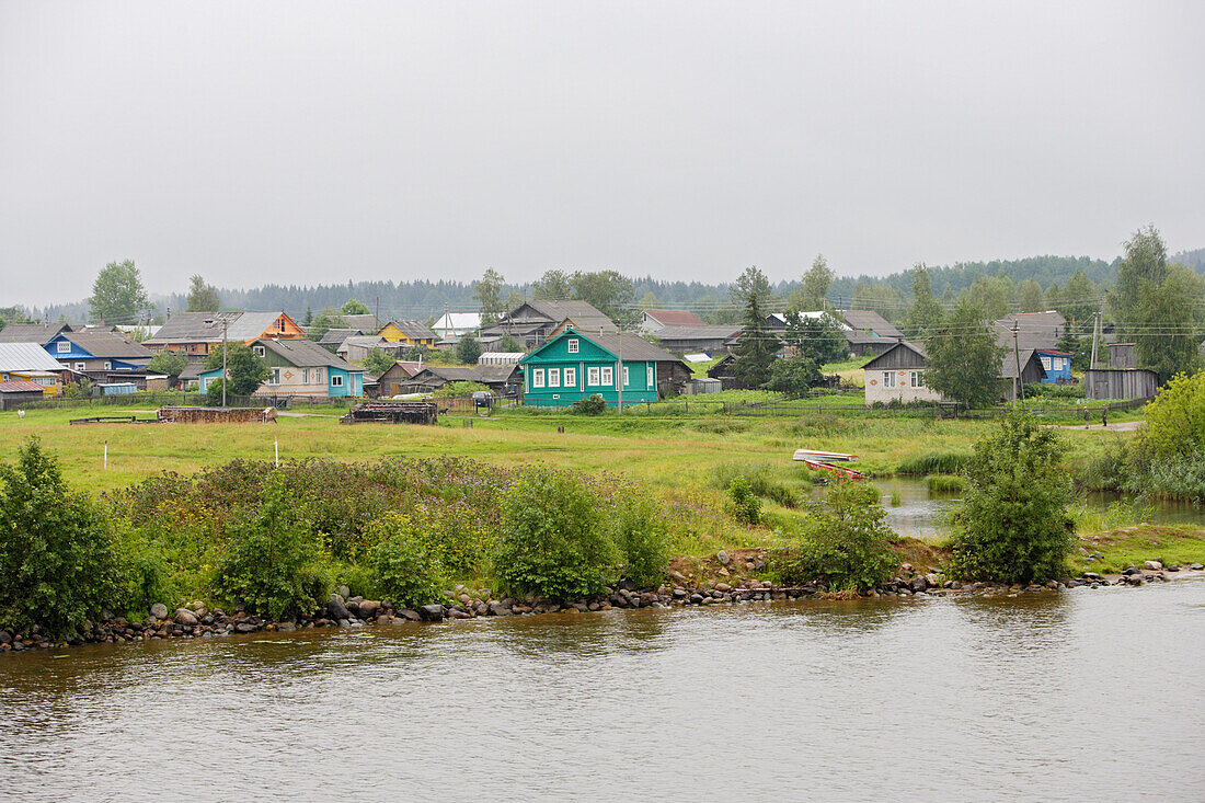 Wohnhaeuser in Goricy am Ufer des Scheksna-Flusses, Verwaltungsbezirk Wologda, Russland