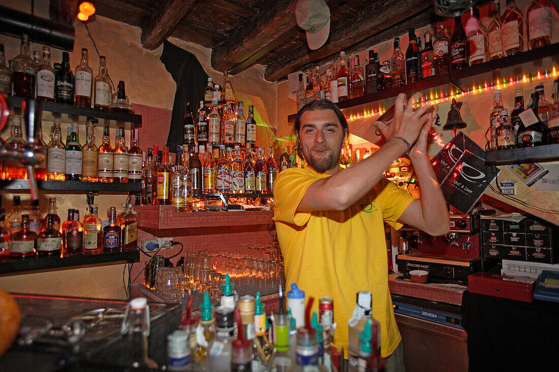 Blick auf Barkeeper in der Q-Bar, Trastevere, Rom, Italien, Europa