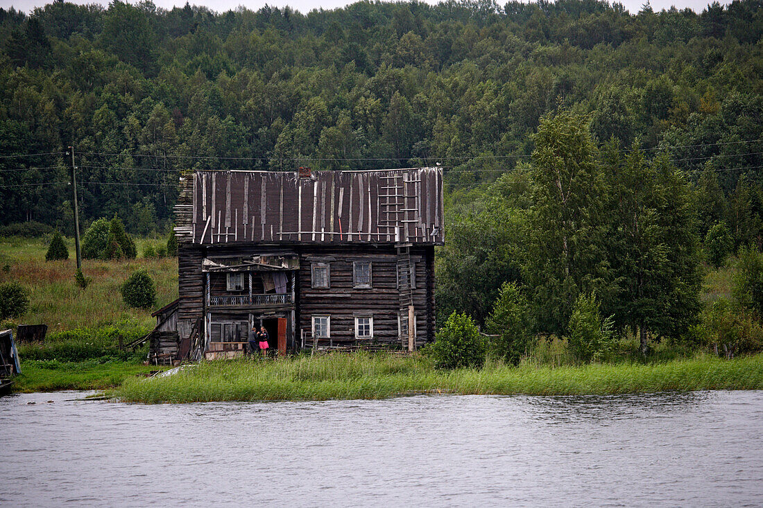 Kaputtes Holzhaus am Onegasee, der zweitgroesste See Europas, Russland