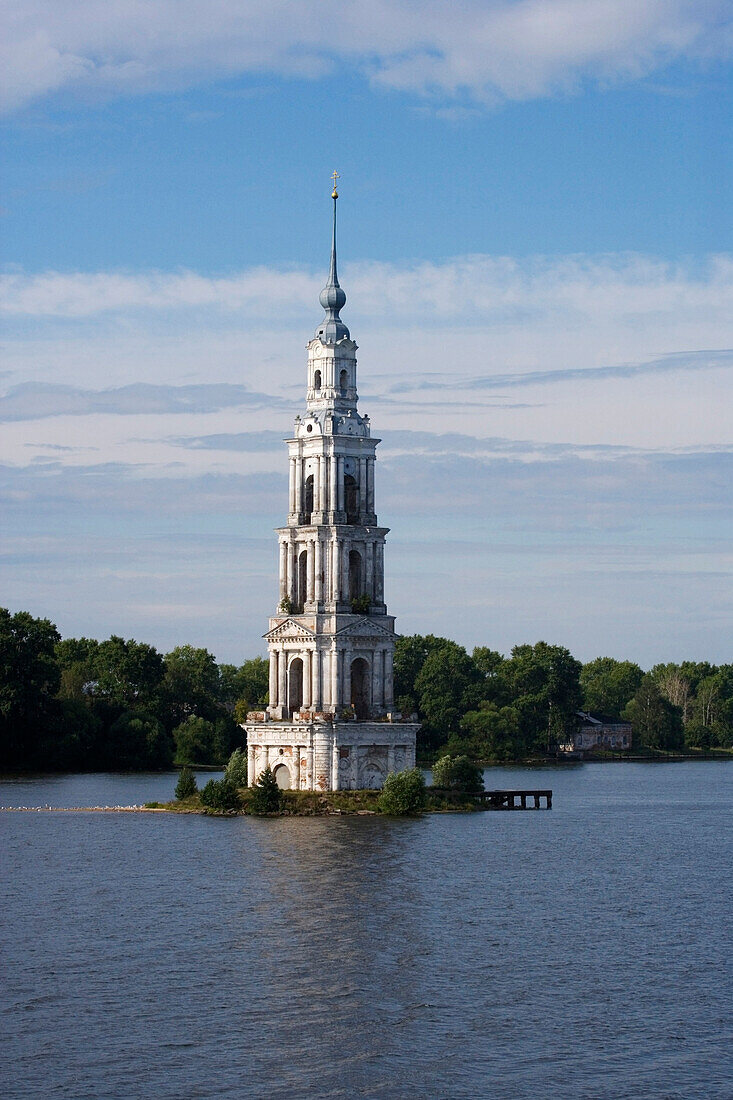 Der Glockenturm der Nikolski Kathedrale der Stadt Kaljasin wurde 1940 während des Baus des Ugltscher Stausees geflutet, Kaljasin, Oblast Twer, Russland