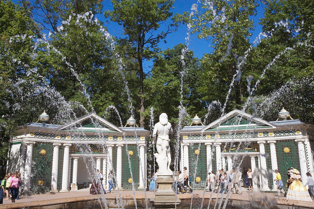 Brunnen im Park von Schloß Peterhof, St. Petersburg, Russland