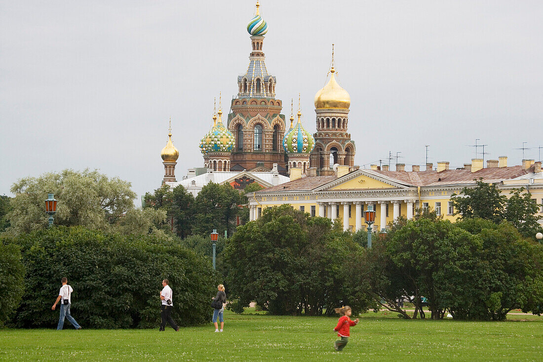 Marsfeld und im Hintergrund die Erlöserkirche. Sie wurde an der Stelle gebaut, an der Zar Alexander II ermordet wurde, Sankt Petersburg, Russland