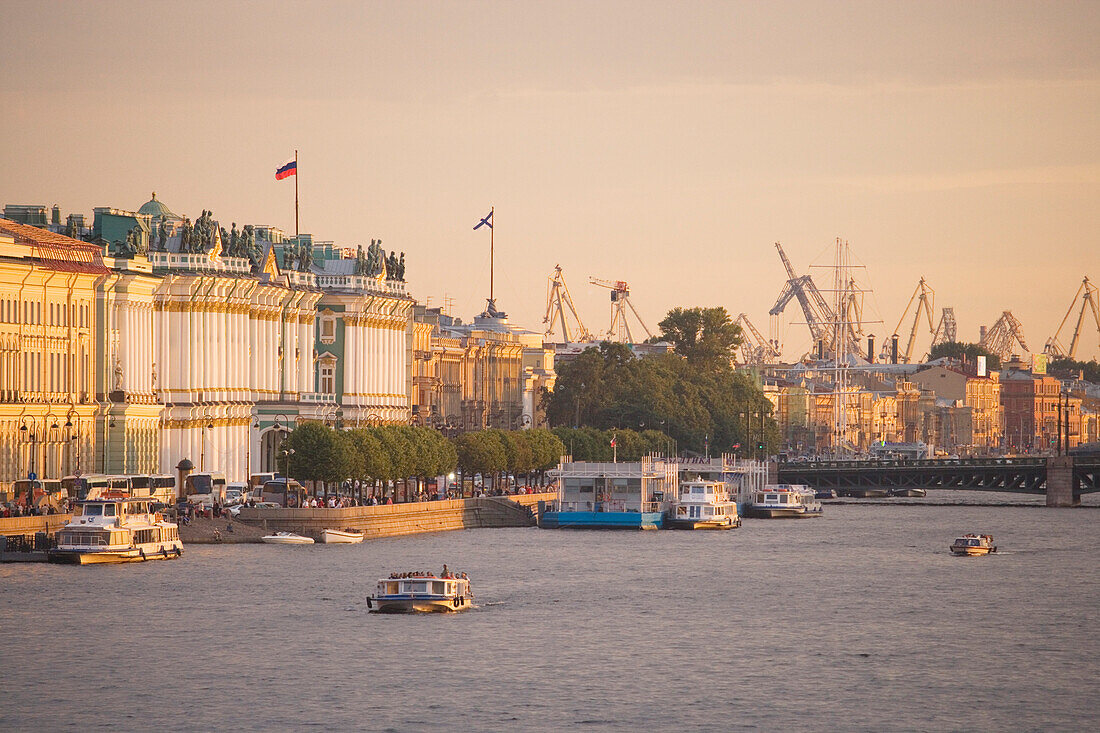 Newa mit Winterpalast und Hafenkraenen, Sankt Petersburg, Russland