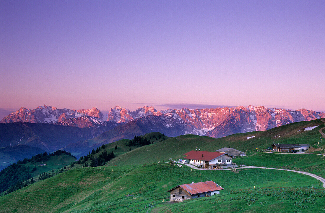 Wandbergalm mit Wilder Kaiser und Zahmer Kaiser im Alpenglühen, Wandberg, Chiemgauer Alpen, Chiemgau, Tirol, Österreich