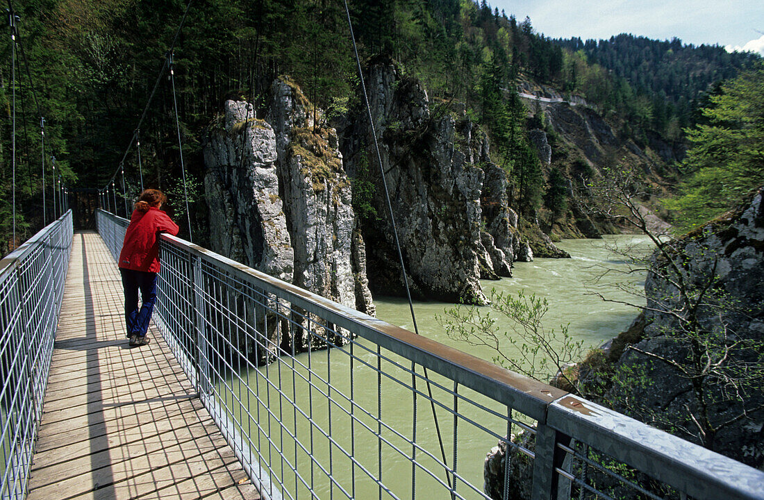 Frau steht auf Hängebrücke über Tiroler Ache, Entenlochklamm, Klobenstein, Chiemgauer Alpen, Tirol, Österreich