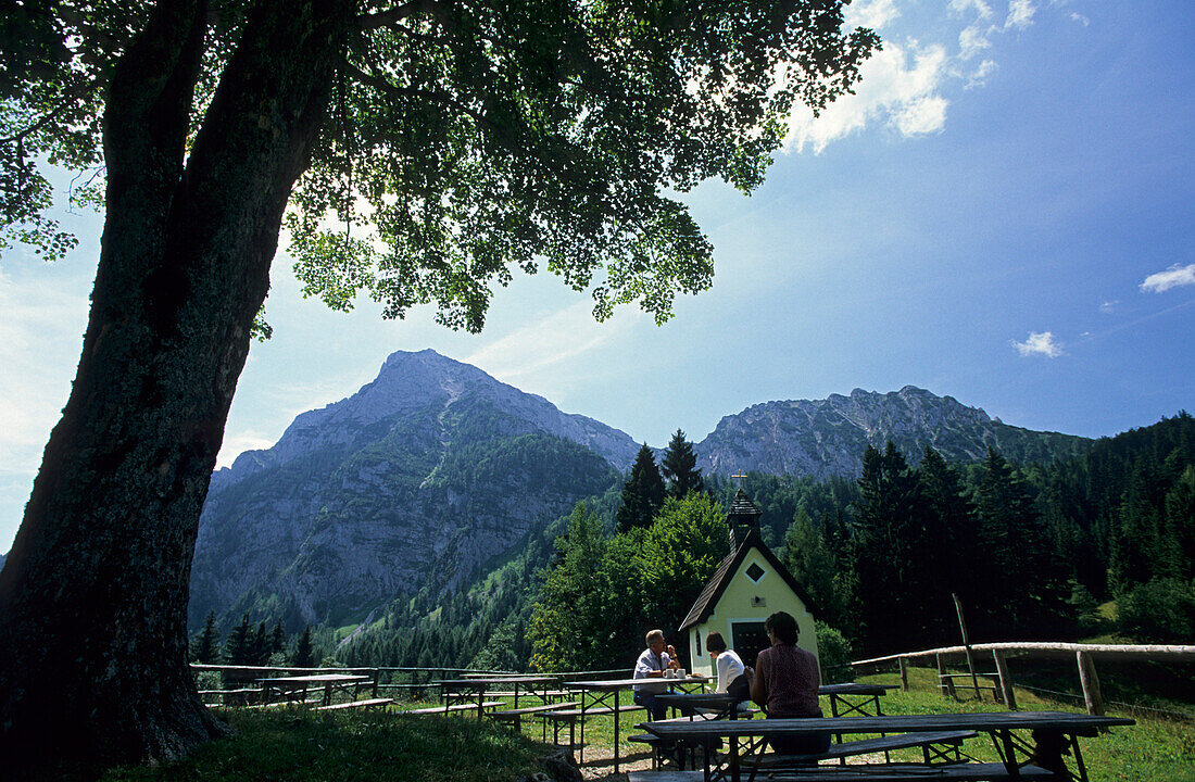 Biergarten der Steineralm mit Kapelle, Hochstaufen im Hintergrund, Steiner-Alm, Chiemgauer Alpen, Chiemgau, Bayerische Voralpen, Oberbayern, Bayern, Deutschland