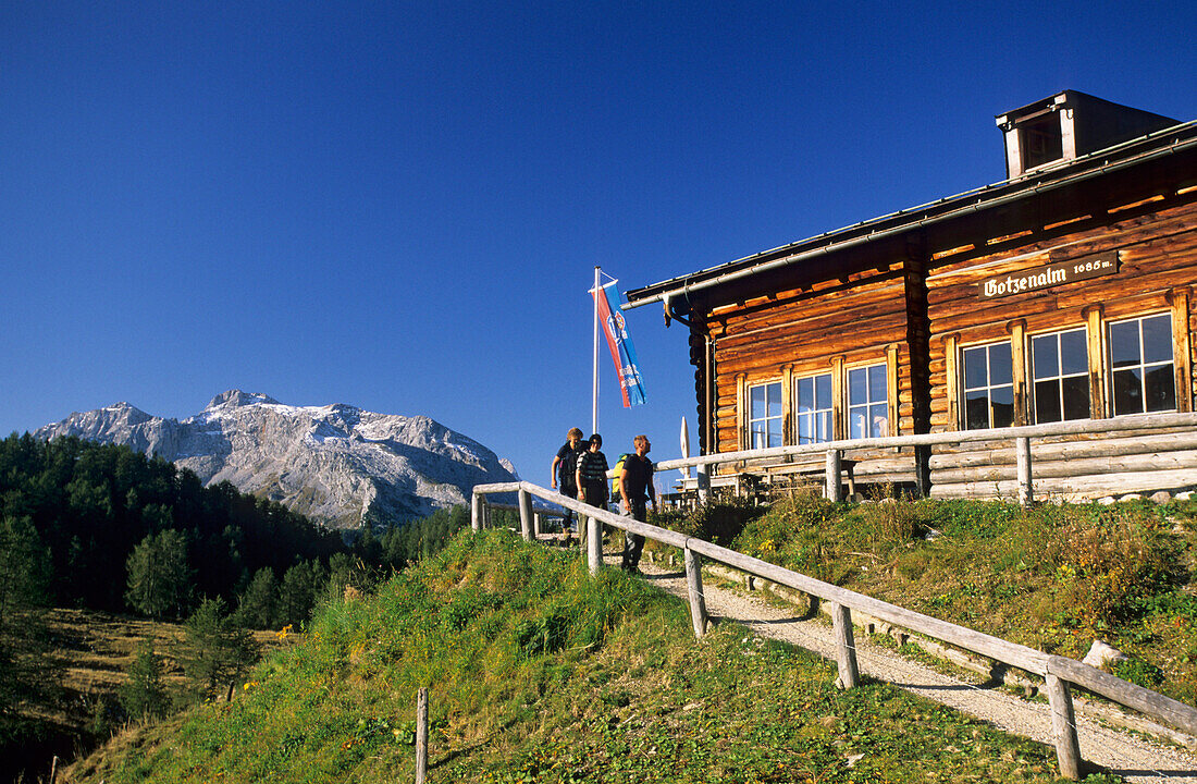 Gotzenalm mit Wanderern, Funtenseetauern im Hintergrund, Berchtesgadener Alpen, Berchtesgaden, Oberbayern, Bayern, Deutschland