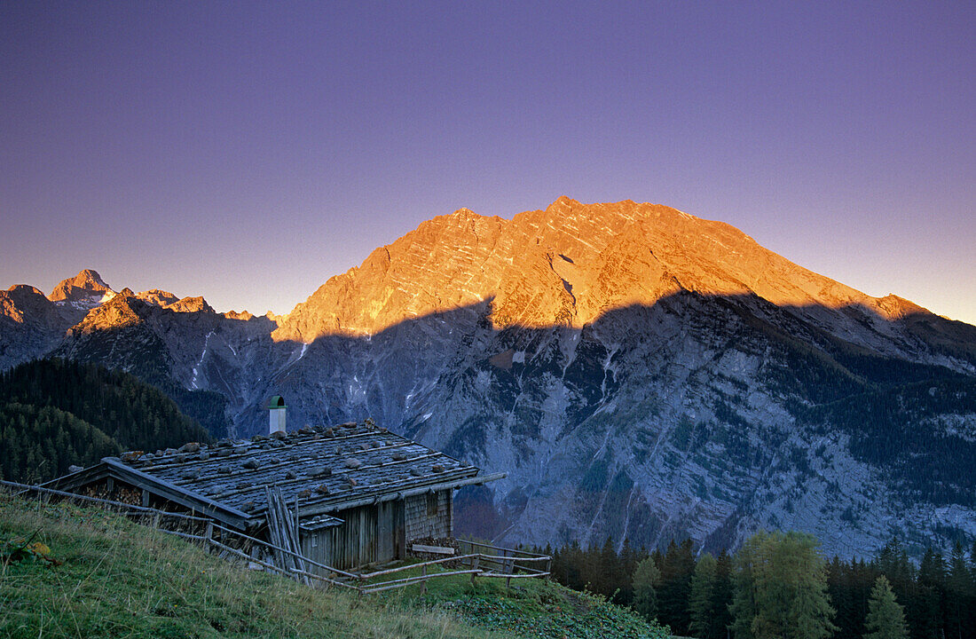Almhütte mit Watzmann im Alpenglühen, Berchtesgadener Alpen, Berchtesgaden, Bayern, Deutschland