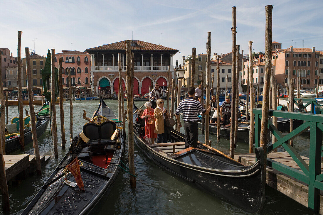 Gondeln am Canal Grande, Venedig, Venetien, Italien, Europa