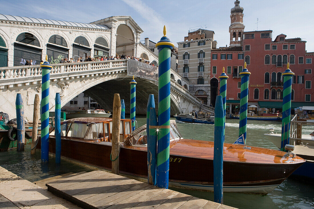 Die Rialtobrücke am Canal Grande, Venedig, Venetien, Italien, Europa
