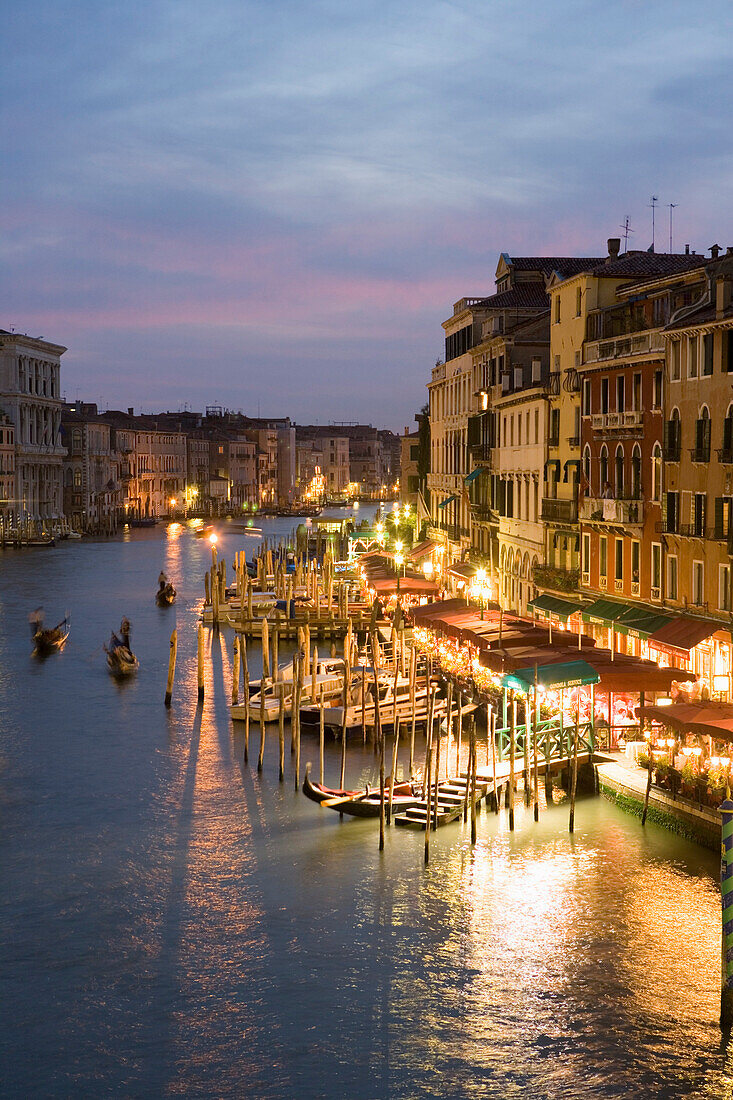 Blick von Rialtobrücke auf Canal Grande im Dämmerlicht, Venedig, Venetien, Italien, Europa