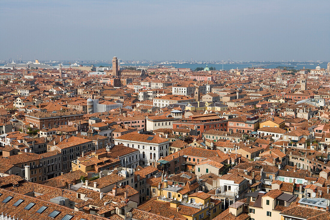 Blick vom Campanile Turm auf Dächer und Häuser, Venedig, Venetien, Italien, Europa