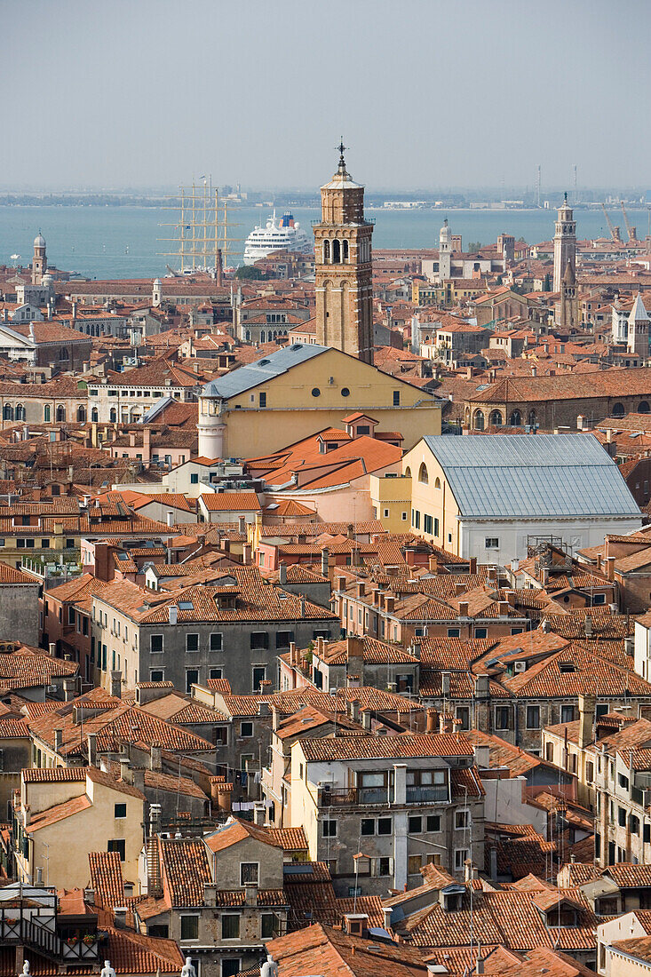 Blick vom Campanile Turm auf Dächer und Häuser sowie Kreuzfahrtschiffe Royal Clipper und MS Europa, Venedig, Venetien, Italien, Europa