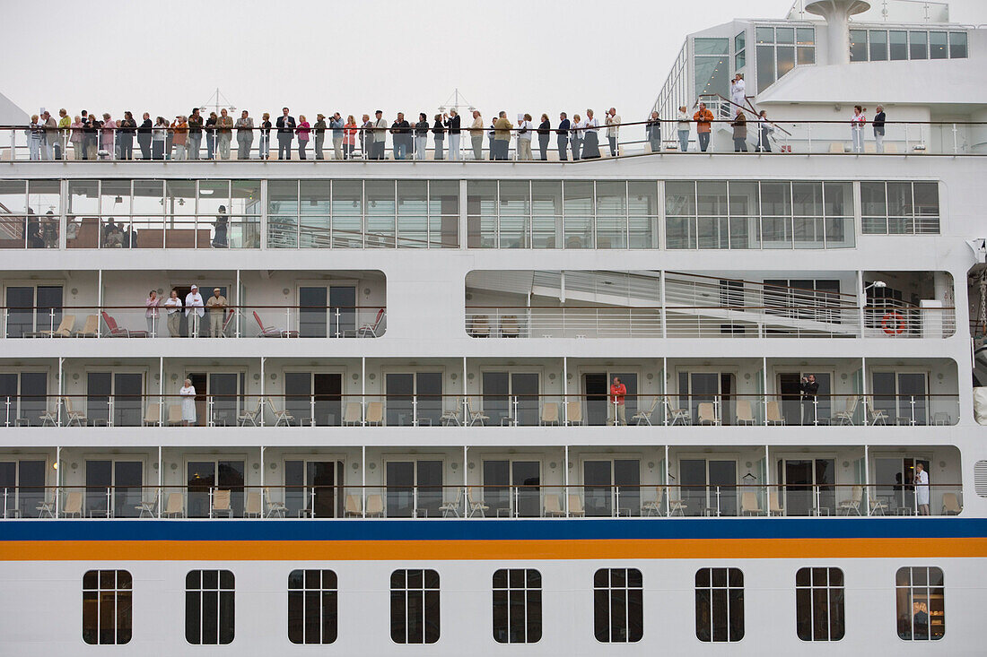Passagiere an Bord von MS Europa beim Ablegen von Pier, Venedig, Venetien, Italien, Europa