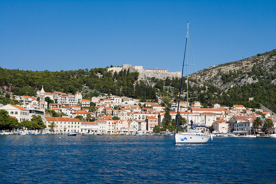 Segelboot, Altstadt und Spanjola Festung, Hvar, Dalmatien, Kroatien, Europa