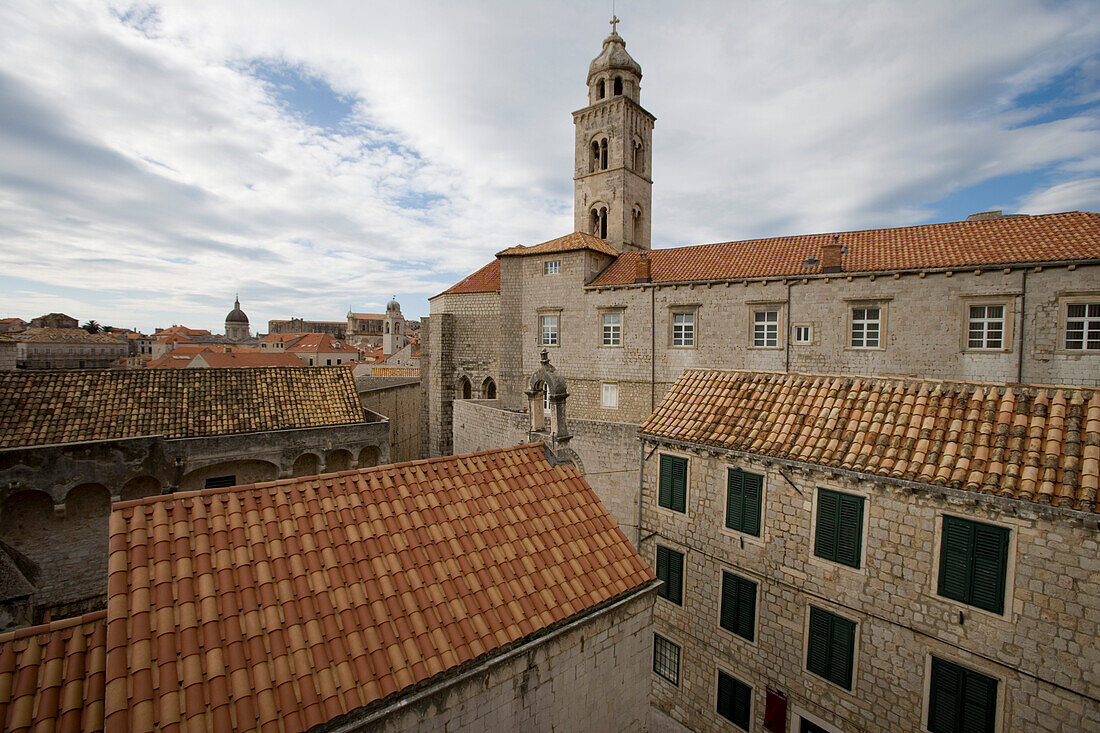 Blick von Stadtmauer auf Gebäude und Dächer von Altstadt, Dubrovnik, Dalmatien, Kroatien, Europa