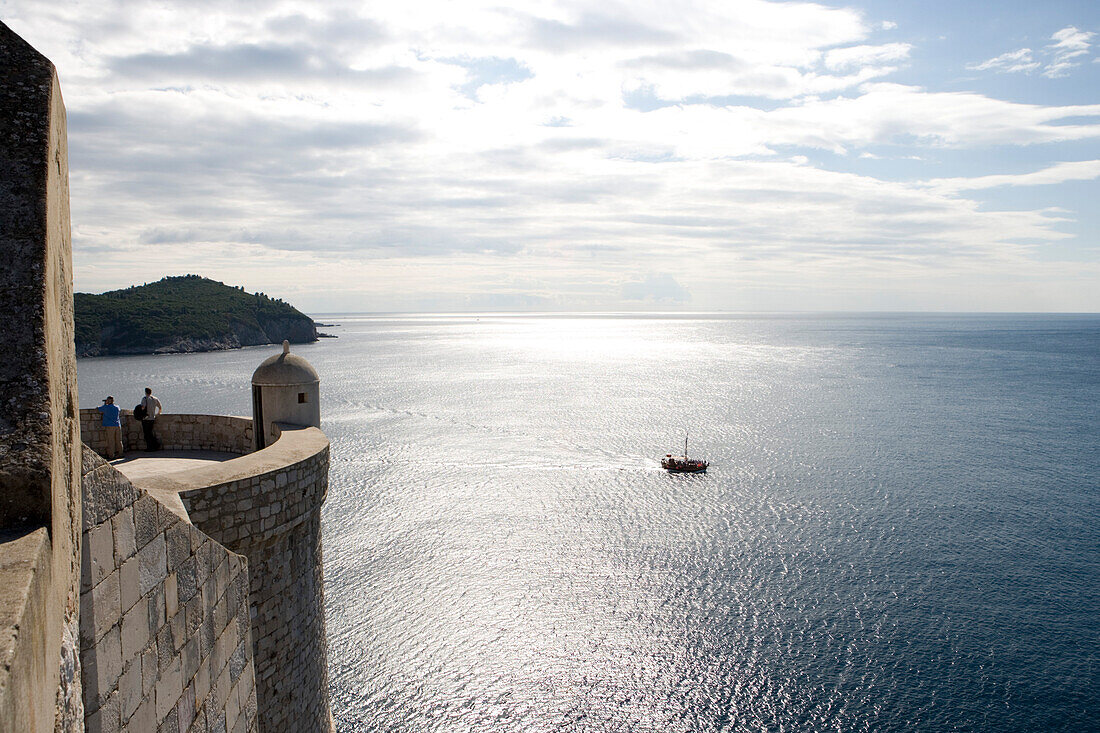 Blick von Stadtmauer auf Fischerboot in der Adria, Dubrovnik, Dalmatien, Kroatien, Europa