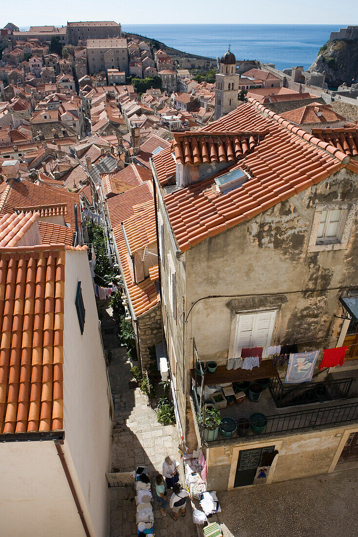 Blick von Stadtmauer auf Dächer und Häuser der Altstadt, Dubrovnik, Dalmatien, Kroatien, Europa