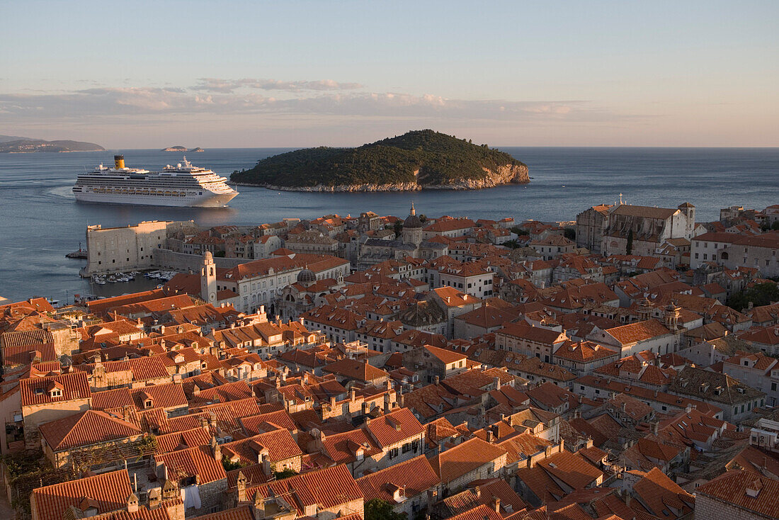 Blick von Stadtmauer auf Dächer und Häuser der Altstadt mit Ozeanriese Costa Serena, Dubrovnik, Dalmatien, Kroatien, Europa
