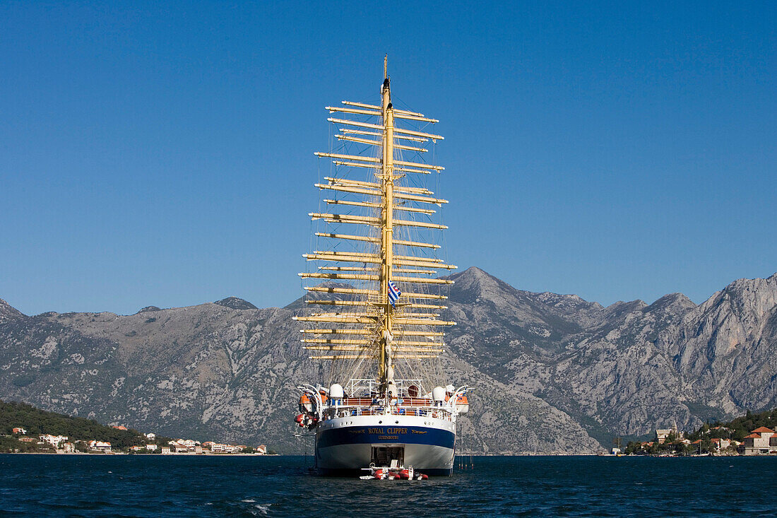 Großsegler Royal Clipper ankert im Kotor Fjord, Kotor, Montenegro, Europa