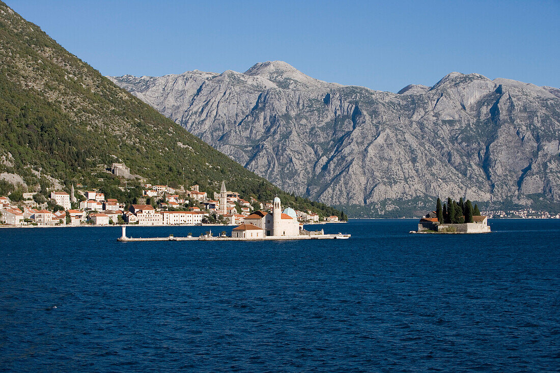 Kirchen auf Inseln im Kotor Fjord, Kotor, Montenegro, Europa