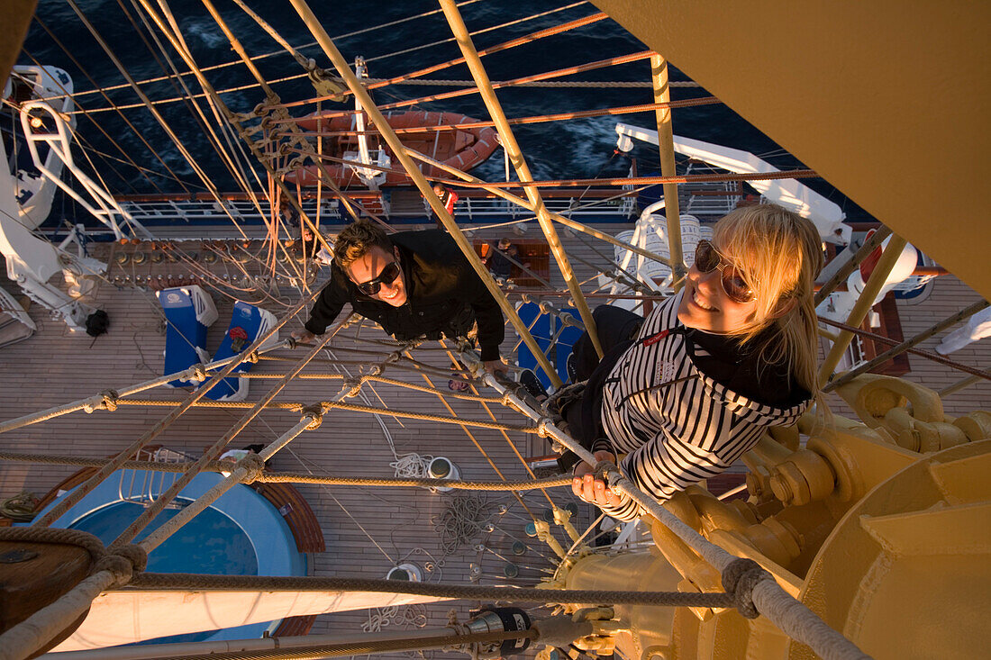 Paar klettert Mast hoch, Mastklettern an Bord von Großsegler Royal Clipper, nahe Kotor, Montenegro, Europa