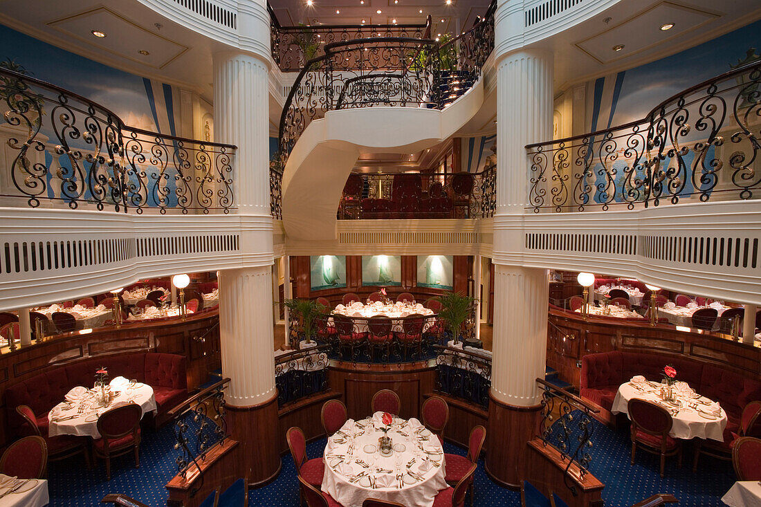 Atrium Restaurant an Bord von Großsegler Royal Clipper, nahe Sizilien, Italien, Europa