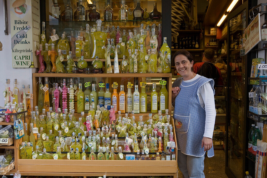 Freundliche Verkäuferin vor Limoncello Geschäft, Capri, Kampanien, Italien, Europa