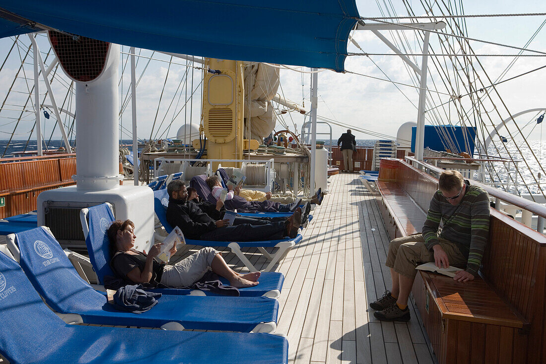 Entspannung an Deck an Bord von Großsegler Royal Clipper, nahe Ponza, Pontinische Inseln, Italien, Europa