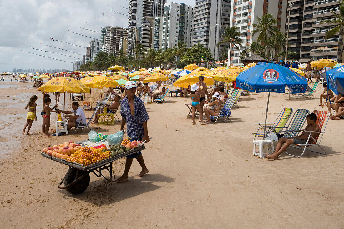 Händler mit Handwagen verkauft Früchte am Strand, Recife, Pernambuco, Brasilien, Südamerika