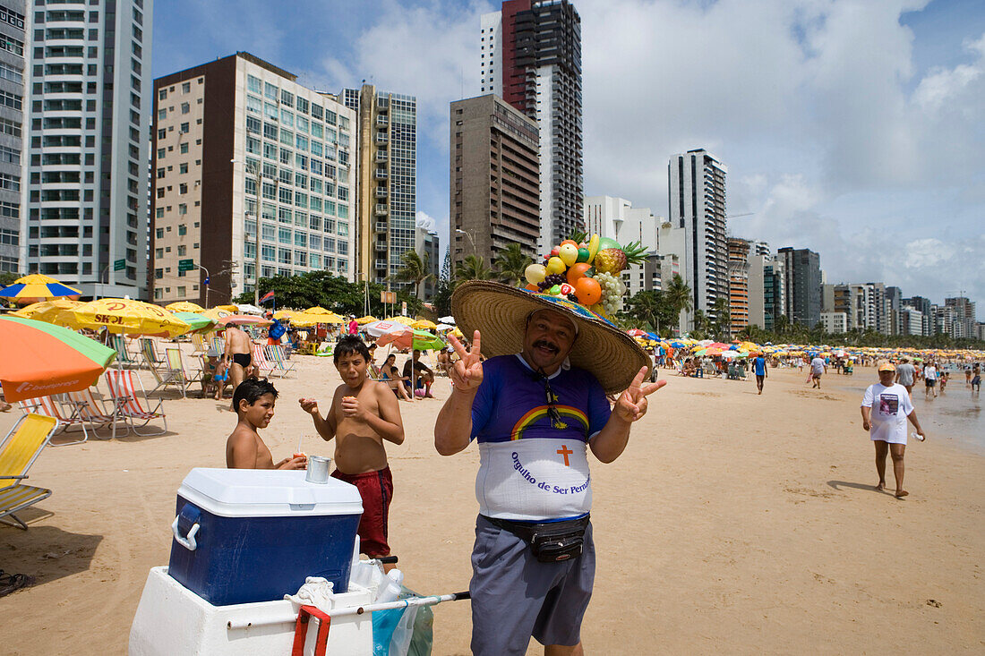 Händler mit Hut verkauft Fruchtsäfte am Strand, Recife, Pernambuco, Brasilien, Südamerika