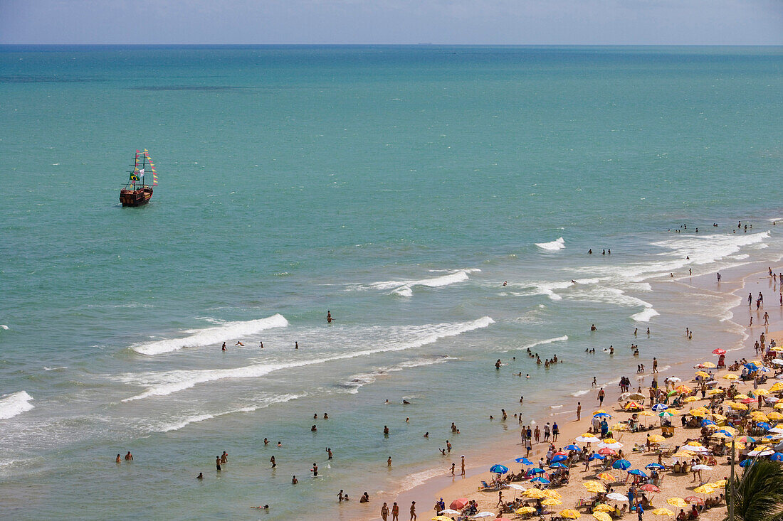 Piratenschiff für Touristen kreuzt vor Strand, Recife, Pernambuco, Brasilien, Südamerika