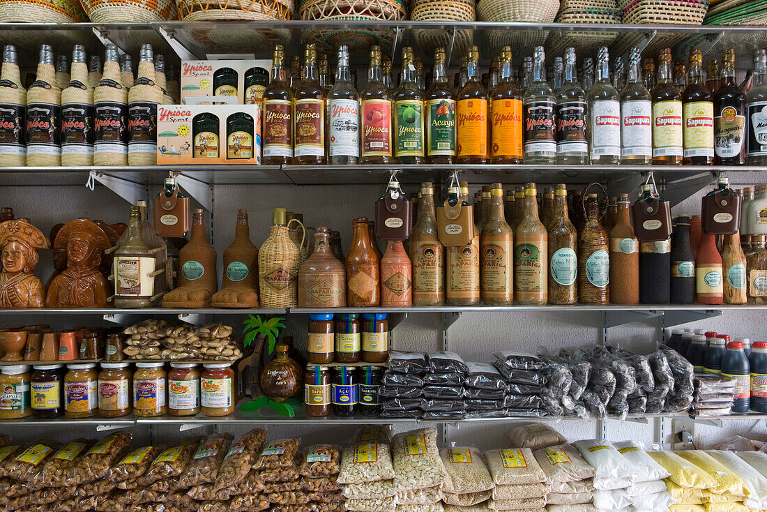 Verkaufsstand mit Nüssen und Spirituosen in der Mercado Central Markthalle, Fortaleza, Ceara, Brasilien, Südamerika