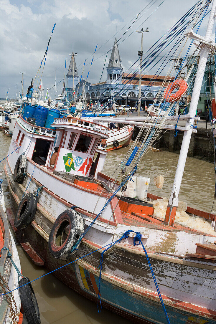 Fischerboote im Hafen nahe Mercado Ver O Peso Markt, Belem, Para, Brasilien, Südamerika