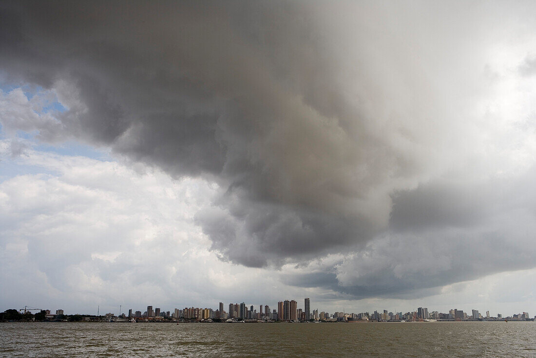 Gewitterwolken über der Stadt, Belem, Para, Brasilien, Südamerika