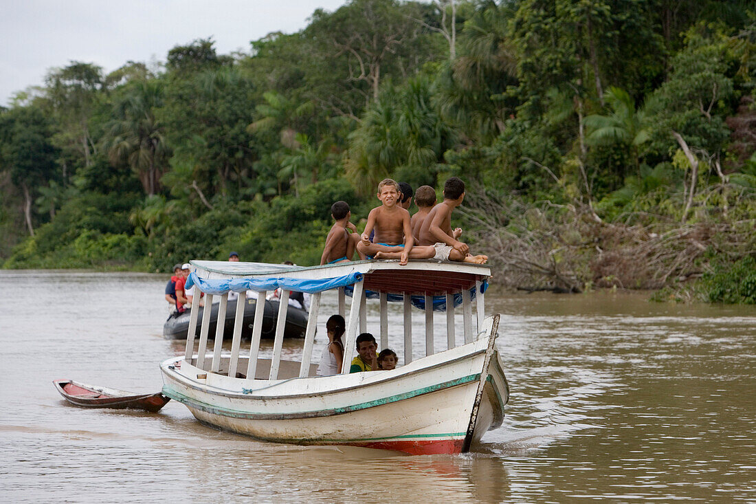 Boot mit jungen Indianern auf Seitenarm vom Amazonas, Rio do Cajari, Para, Brasilien, Südamerika