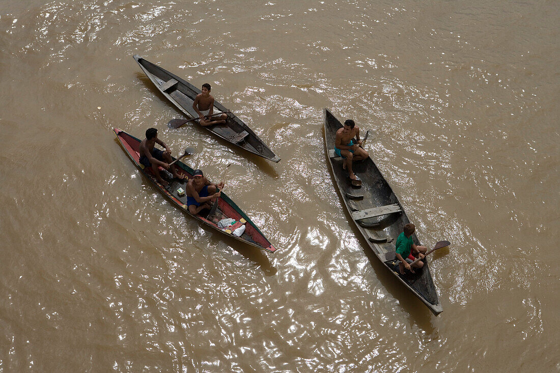 Indianer in Kanus auf Amazonas, Rio do Cajari, Para, Brasilien, Südamerika