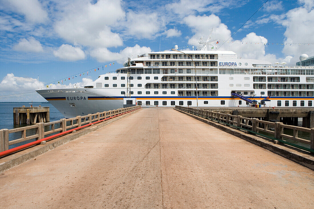 MS Europa liegt an Pier im Hafen von Santarem auf Amazonas, Santarem, Para, Brasilien, Südamerika
