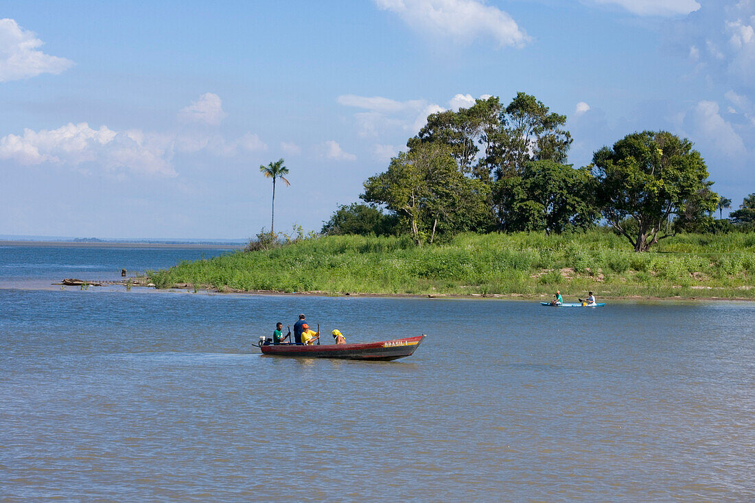 Fischerboot auf Amazonas, nahe Santarem, Para, Brasilien, Südamerika