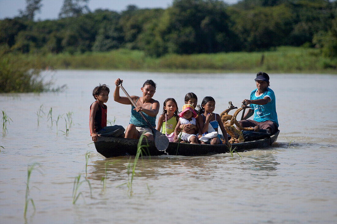 Indianer im Kanu auf Seitenarm von Amazonas, Boca da Valeria, Amazonas, Brasilien, Südamerika