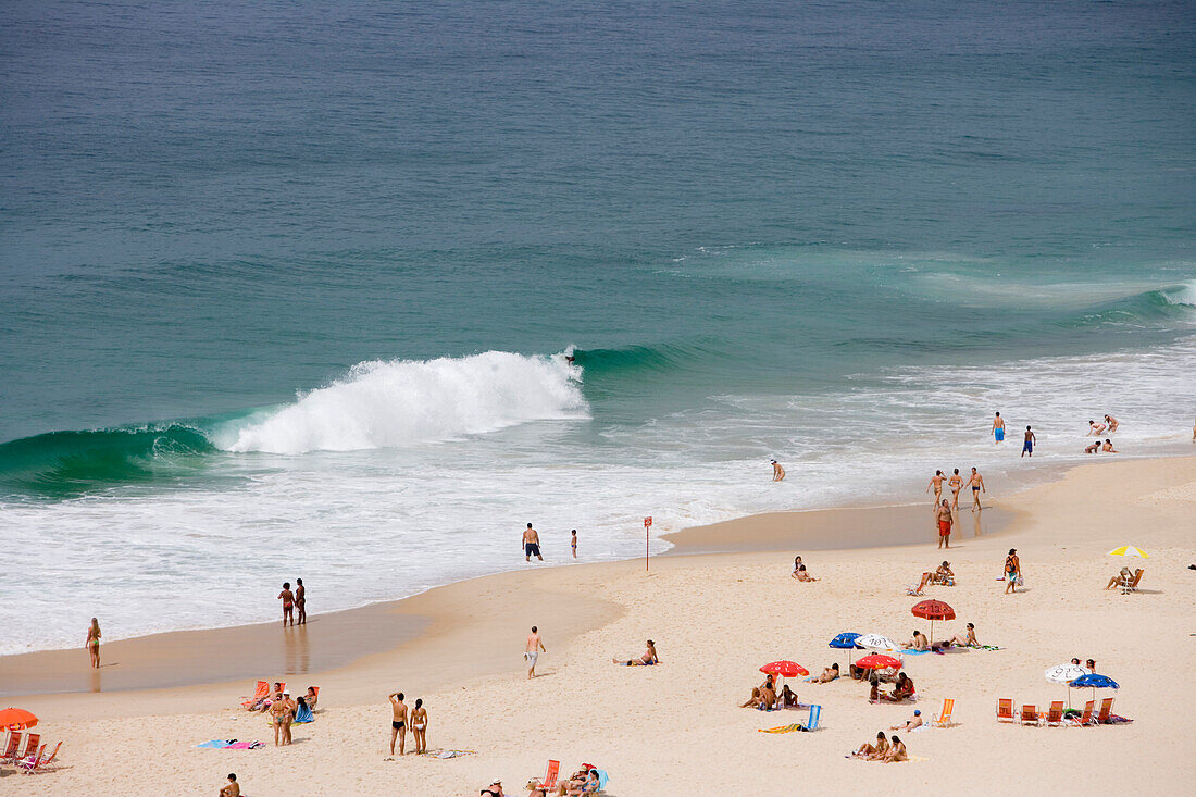 Menschen baden am Strand von Ipanema, Rio de Janeiro, Brasilien, Südamerika