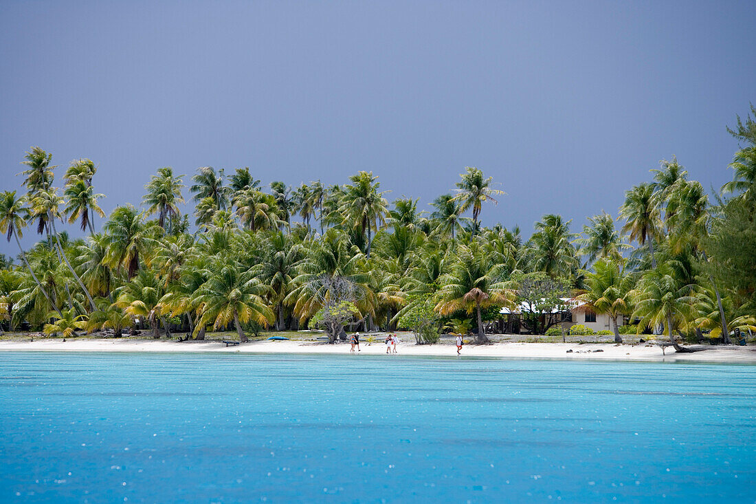 Menschen laufen am Strand vom Fakarava Atoll, Fakarava, Tuamotu Inseln, Französisch Polynesien, Südsee