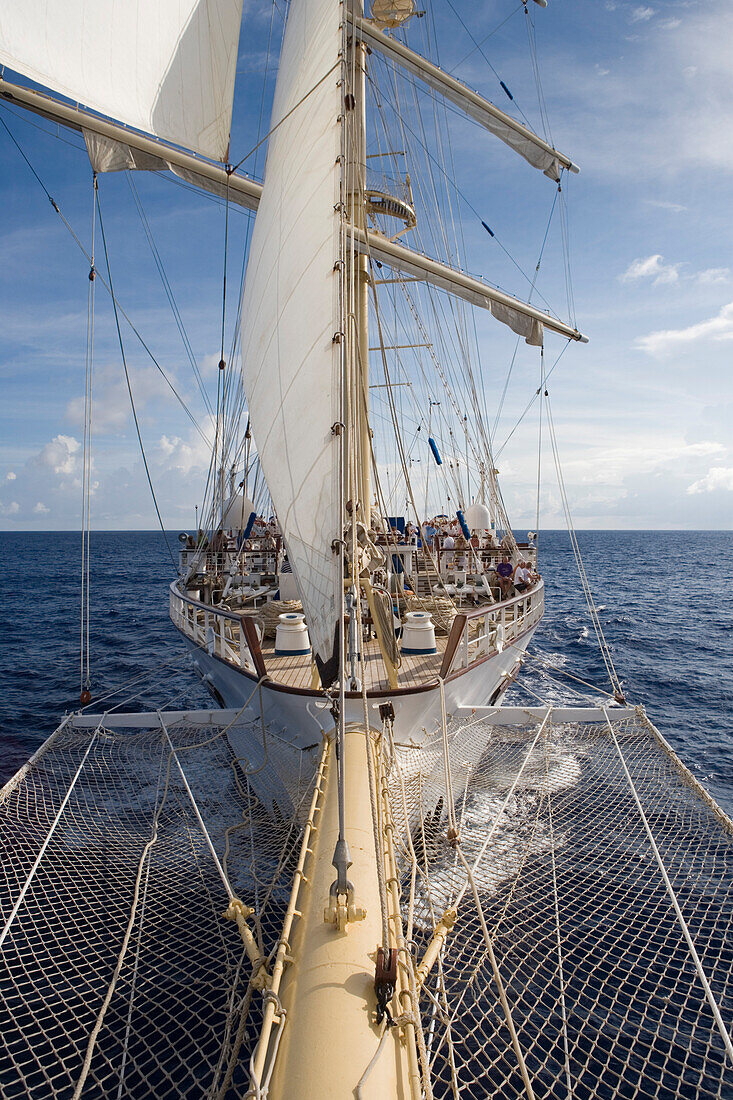 Blick vom Bugspriet auf Großsegler Star Flyer, Rangiroa, Tuamotu Inseln, Französisch Polynesien, Südsee