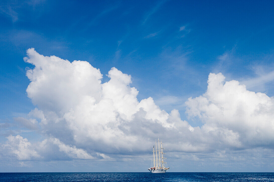 Großsegler Star Flyer ankert im Rangiroa Atoll, Rangiroa, Tuamotu Inseln, Französisch Polynesien, Südsee